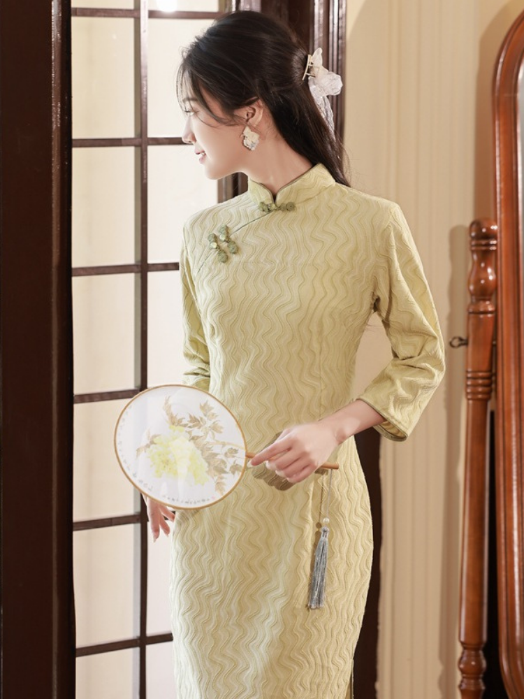 Long-sleeved floral cheongsam in folklore style