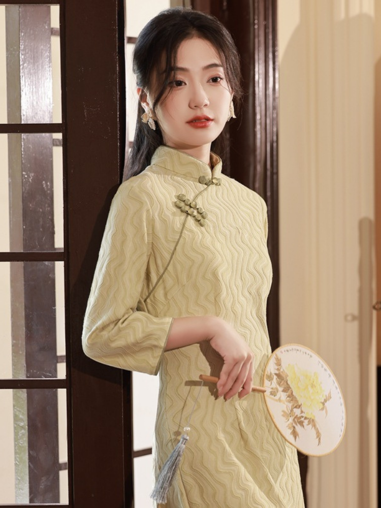 Long-sleeved floral cheongsam in folklore style