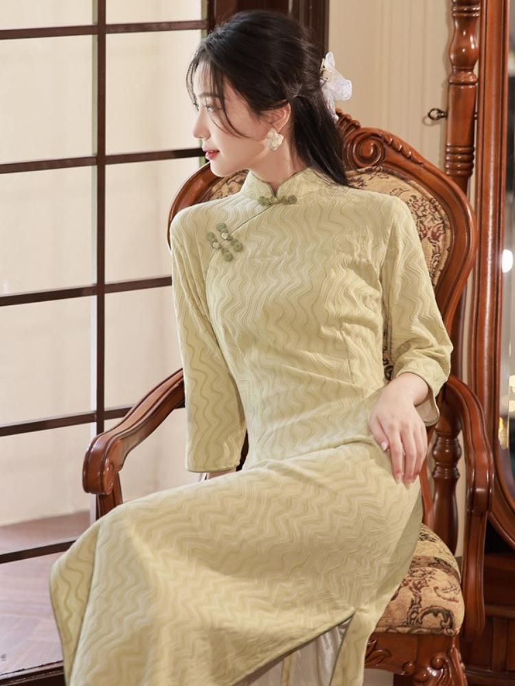 Long-sleeved floral cheongsam in folklore style