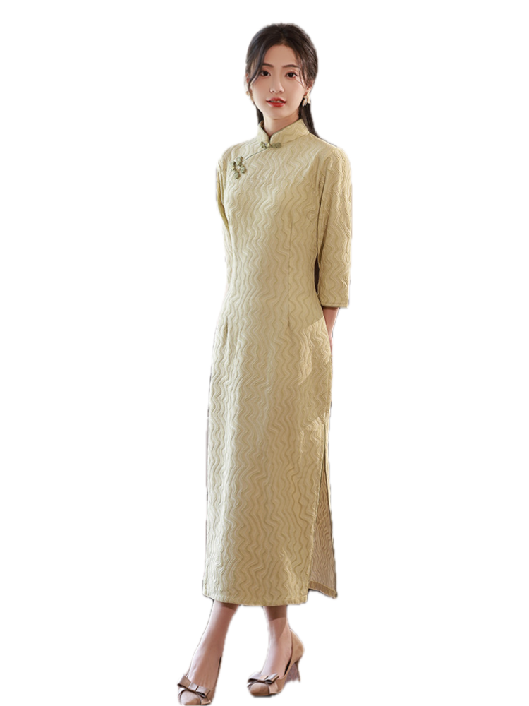 Long-sleeved floral cheongsam in folklore style